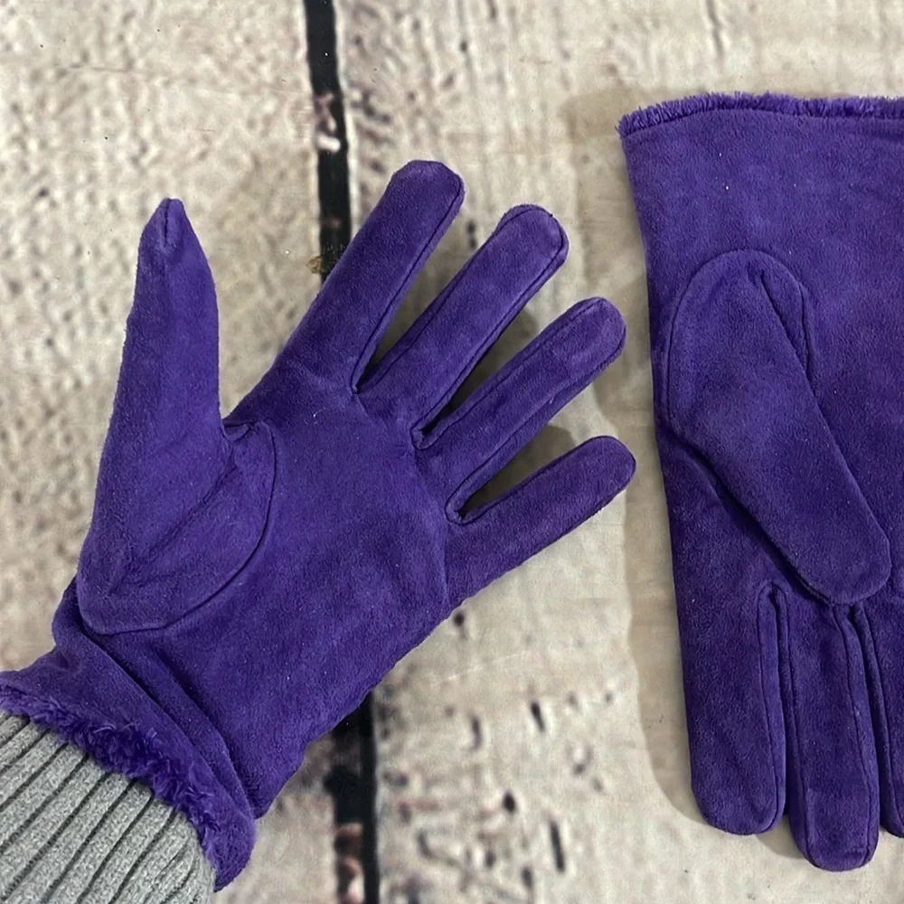 Suede purple gloves